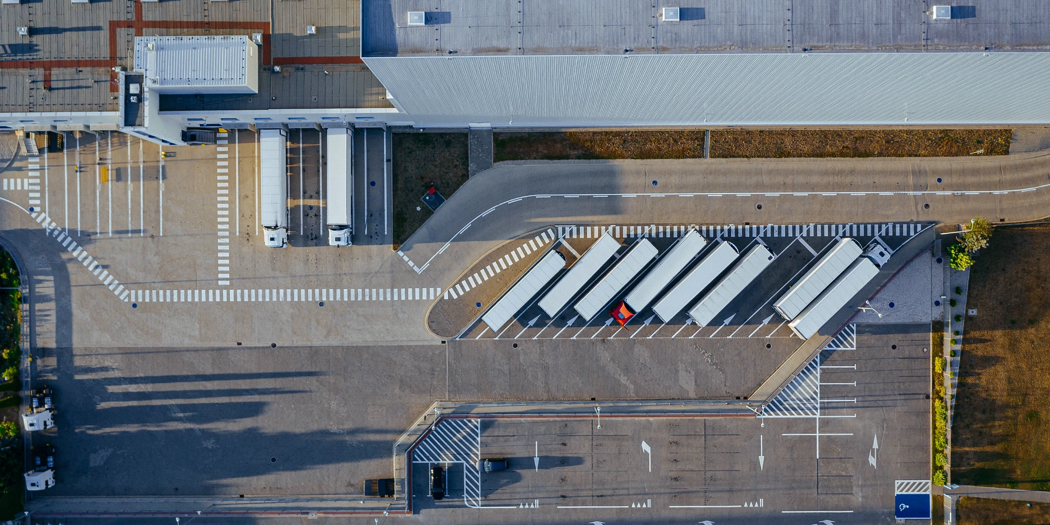 Vue plongeante sur un parking avec des camions